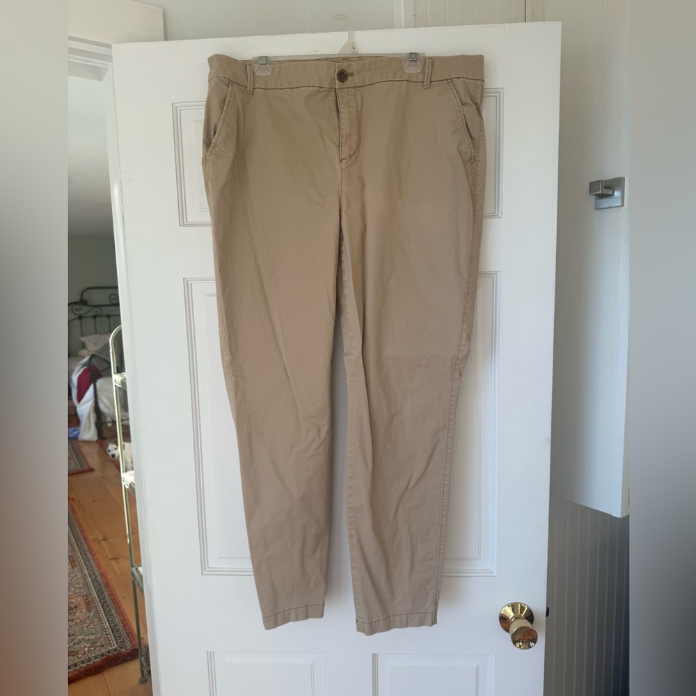 Women’s Old Navy khaki pants. 20w. Very good used condition.